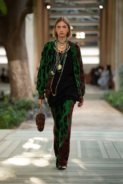 Look 19